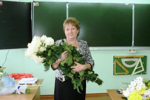 Ученики Людмилы Викторовны до сих пор пишут ей стихи и приносят на кладбище письма и записки Ученики Людмилы Викторовны до сих пор пишут ей стихи и приносят на кладбище письма и записки