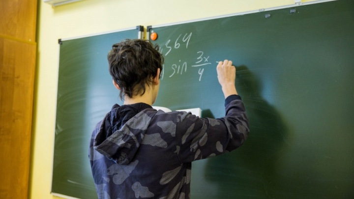 Школа, где учительница написала мальчику на лбу «Не готов», заплатит штраф