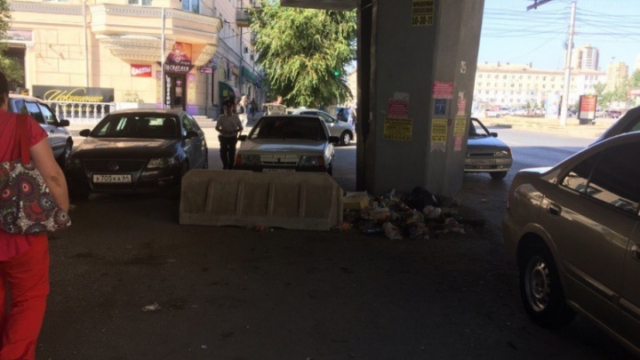 В Волгограде экстренно выгребают мусор из-под Комсомольского моста перед приездом Медведева