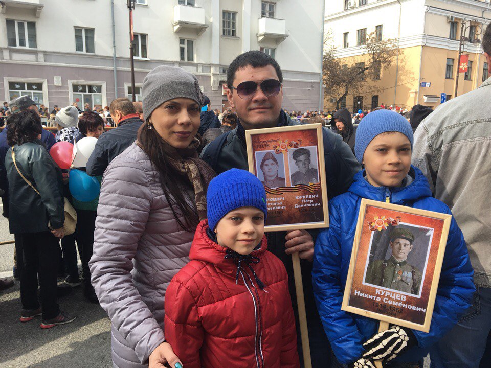 Мальчишки благодаря родителям знают, кто изображён на этих портретах. Когда вырастут, расскажут и своим детям о героях их семьи Мальчишки благодаря родителям знают, кто изображён на этих портретах. Когда вырастут, расскажут и своим детям о героях их семьи