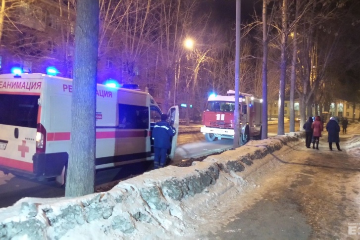 На место приехали пожарные и реанимация.
На место приехали пожарные и реанимация.