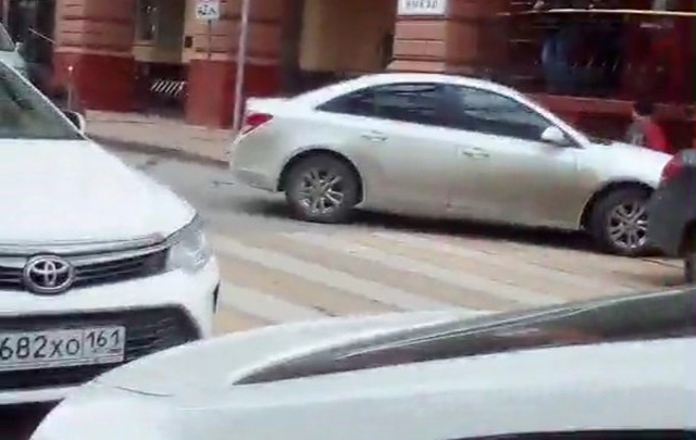 Всё можно: автохам с пропуском администрации Ростова припарковался на «зебре»