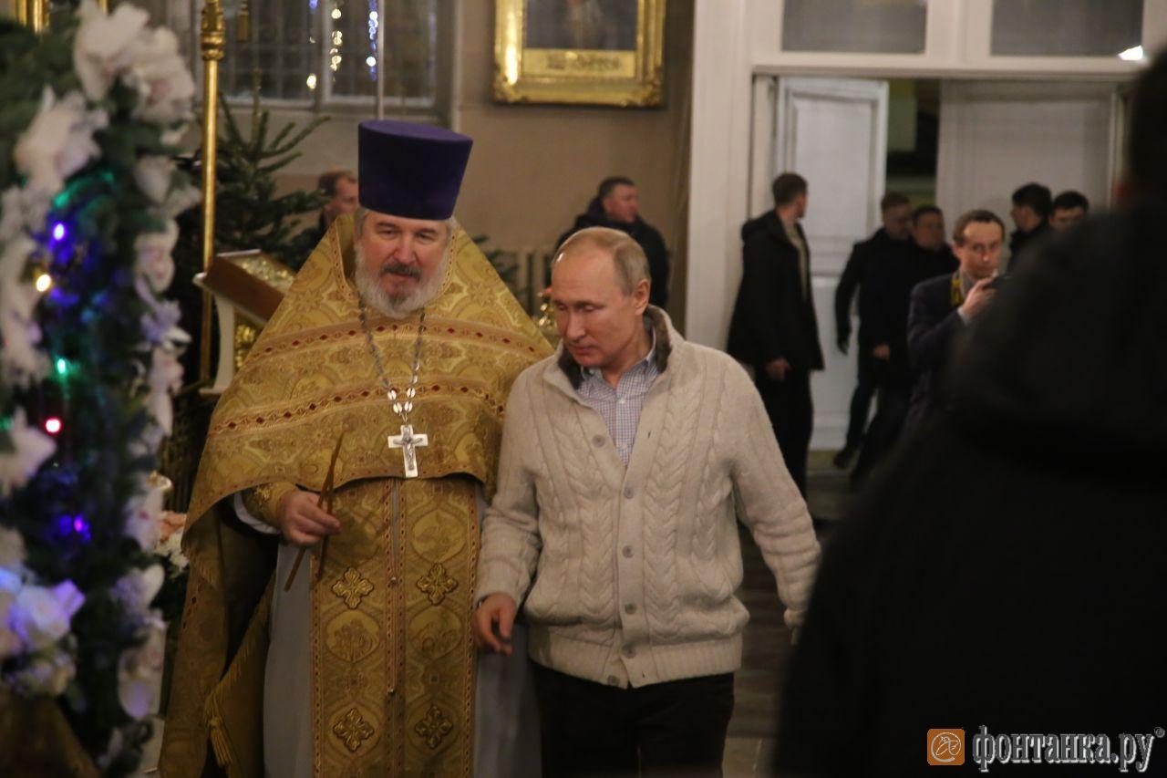 Путин отмечает Рождество в Петербурге. Второй год подряд президент приходит на службу в храм, где его крестили - Власть - Новости Санкт-Петербурга - Фонтанка.Ру Путин отмечает Рождество в Петербурге. Второй год подряд президент приходит на службу в храм, где его крестили - Власть - Новости Санкт-Петербурга - Фонтанка.Ру