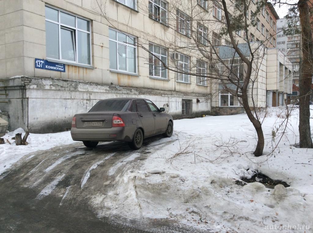 Зимой отличить стихийный заезд от тротуара или газона можно не всегда Зимой отличить стихийный заезд от тротуара или газона можно не всегда