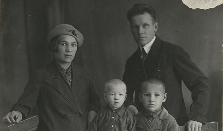 Братья Михаил и Борис Ельцины с родителями 10 октября 1939 г.
Братья Михаил и Борис Ельцины с родителями 10 октября 1939 г.