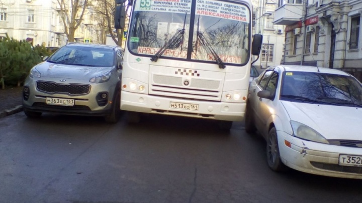 Капкан на дороге: в Ростове маршрутка застряла между иномарками