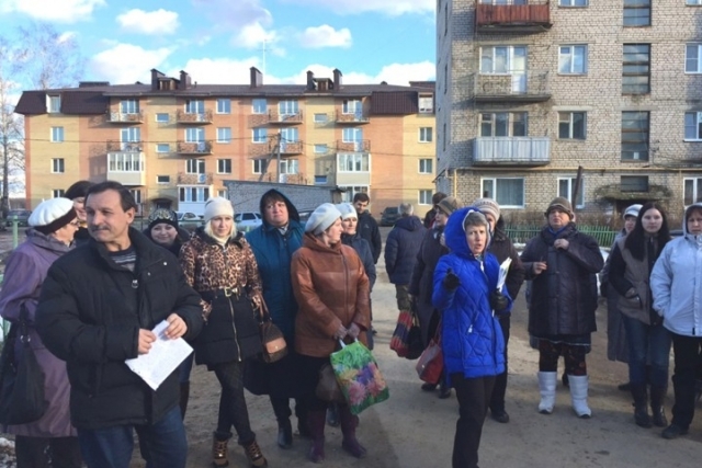 Горожане собираются вместе и обсуждают насущные проблемы Горожане собираются вместе и обсуждают насущные проблемы