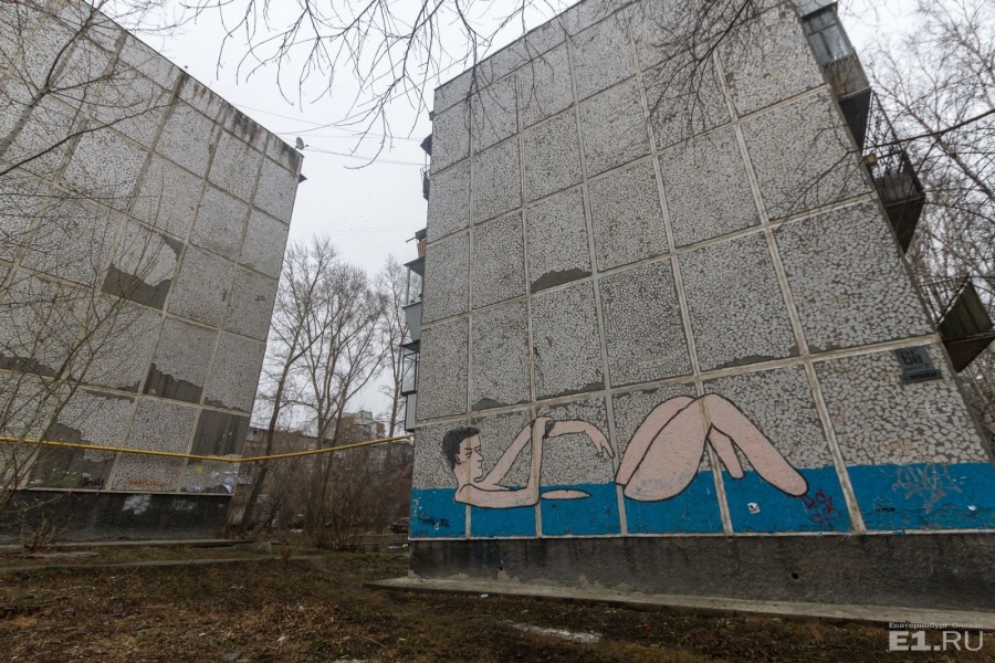 Этому мужчине хмурая погода не мешает принимать водные процедуры.
Этому мужчине хмурая погода не мешает принимать водные процедуры.