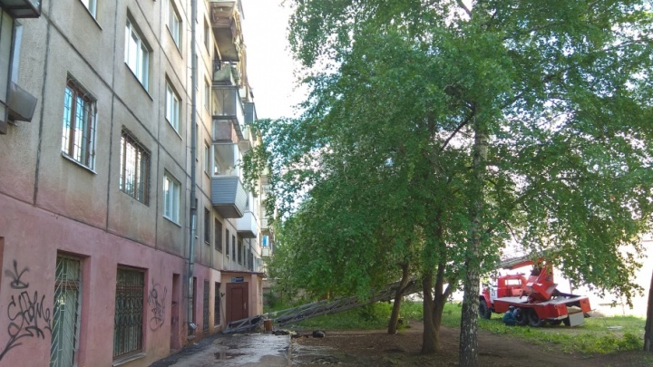 В Магнитогорске автолестница рухнула на землю с пожарным на ней