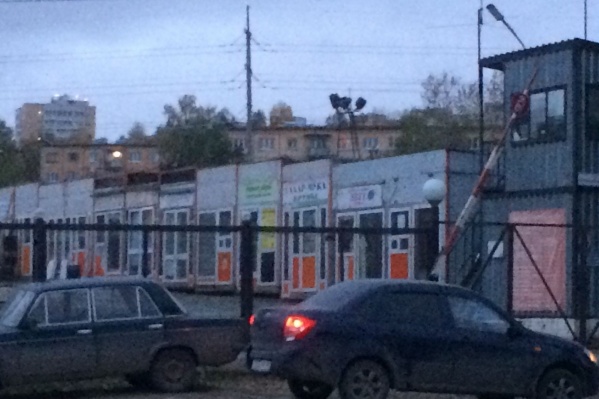 На месте автостоянки появились ларьки из 90-х.
На месте автостоянки появились ларьки из 90-х.