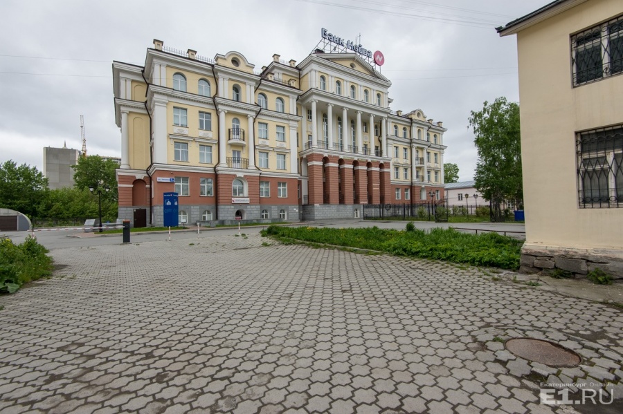 Здание банка похоже на настоящий замок.
Здание банка похоже на настоящий замок.