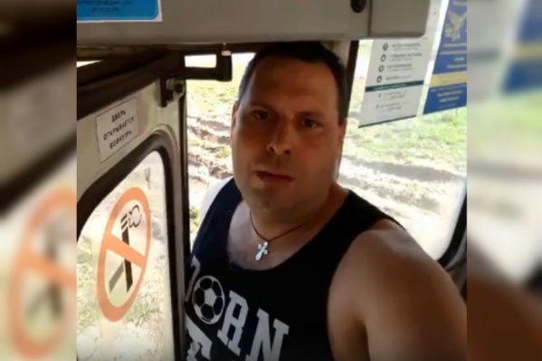 Водитель три раза ударил себя дверями автобуса Водитель три раза ударил себя дверями автобуса