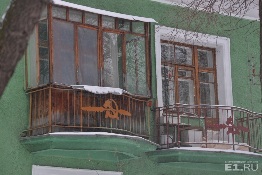 Вдоль Краснофлотцев идут дома с балкончиками в советском духе – на решётках висит символ рабочих – серп и молот