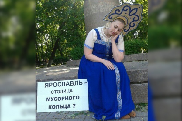 Девушка вышла на пикет в кокошнике и сарафане Девушка вышла на пикет в кокошнике и сарафане