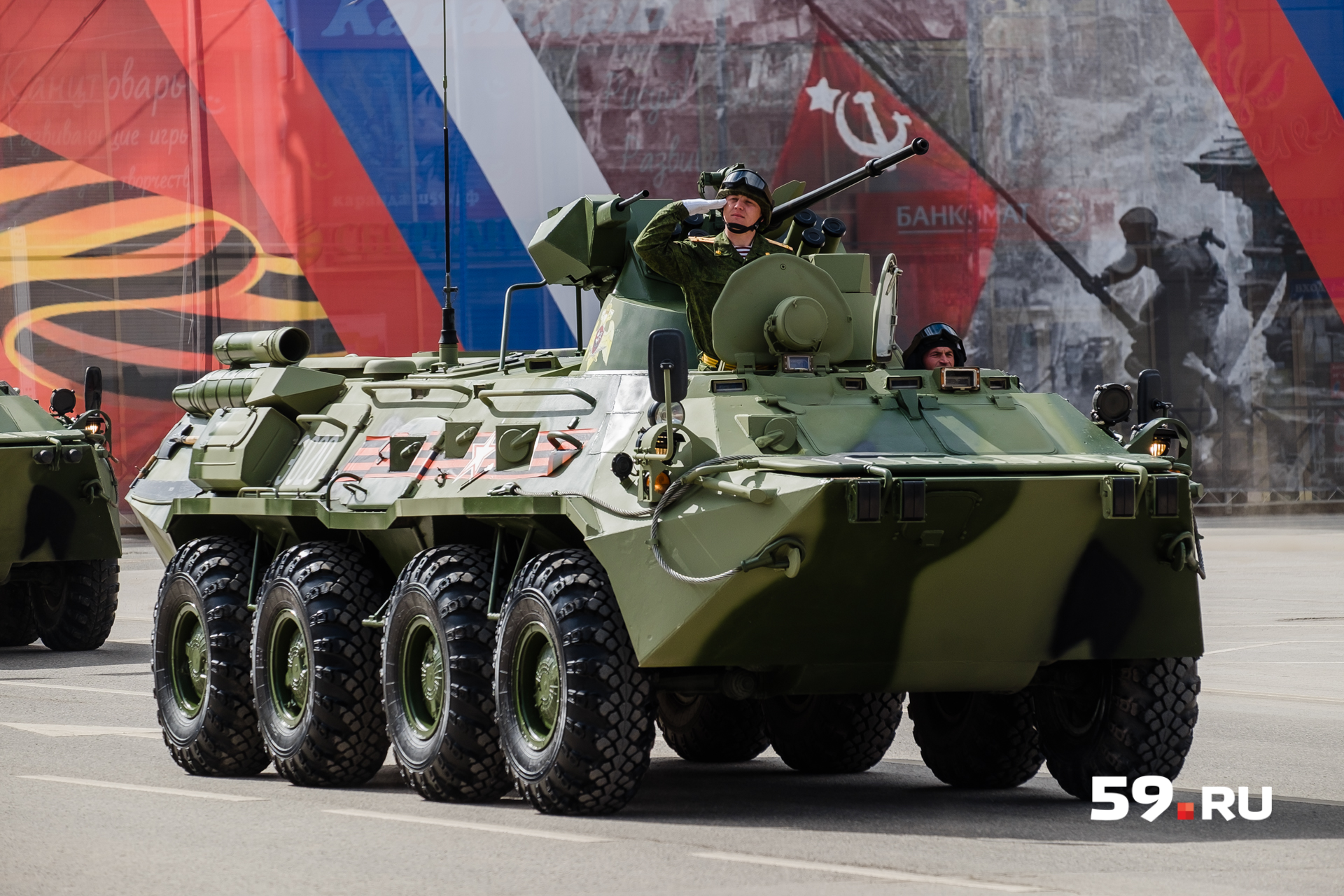 Участие в параде приняли бронетранспортеры, боевые машины, бронеавтомобиль Участие в параде приняли бронетранспортеры, боевые машины, бронеавтомобиль