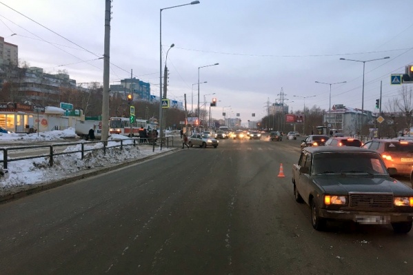 Автомобилист не успел затормозить перед пешеходом Автомобилист не успел затормозить перед пешеходом