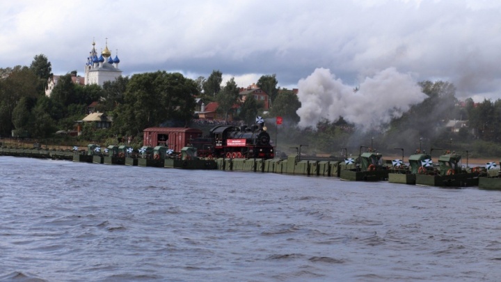 Военные в Ярославле пустили поезд по Волге