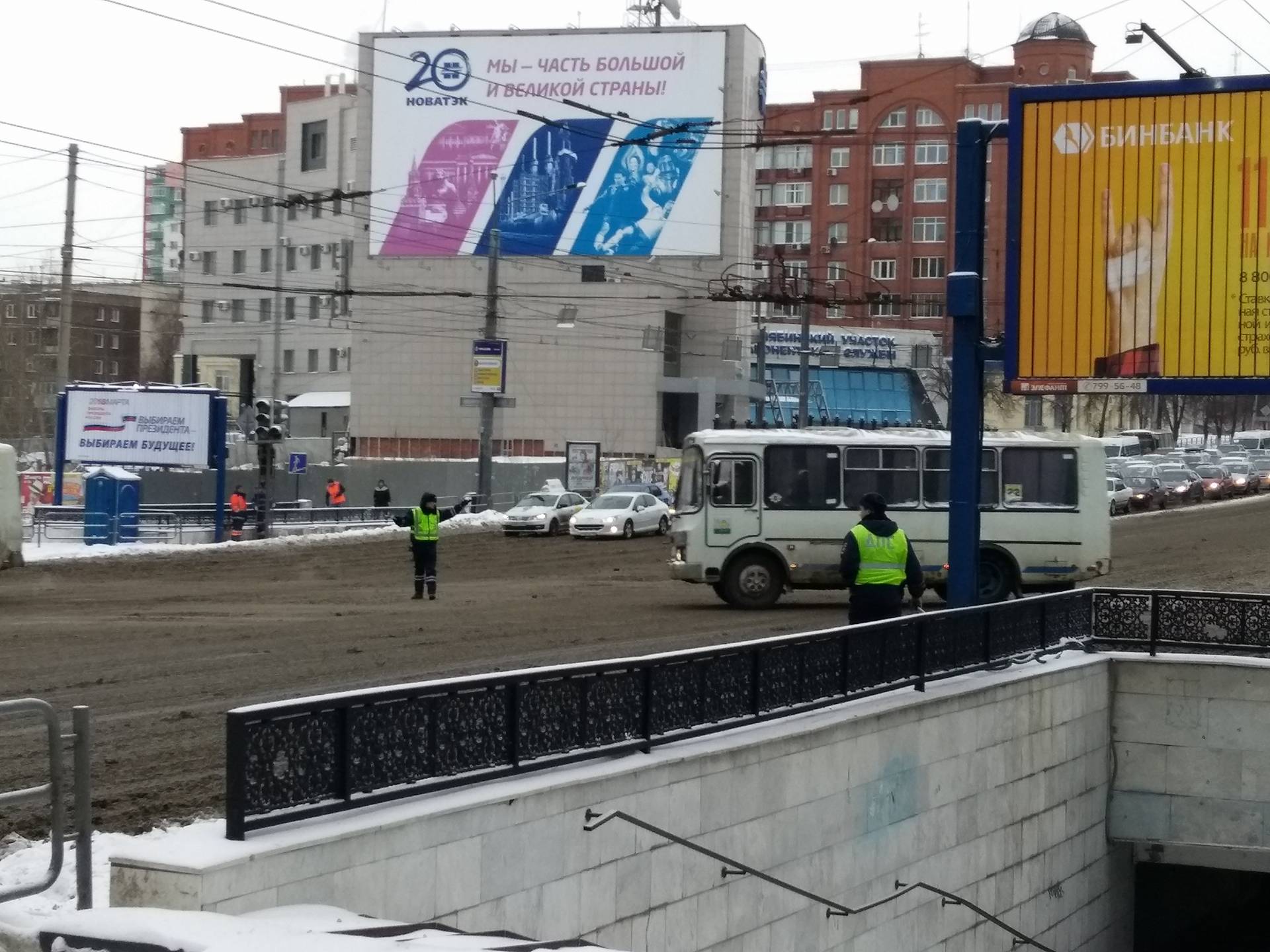 На перекрёстке улицы Свободы и проспекта Ленина работают регулировщики