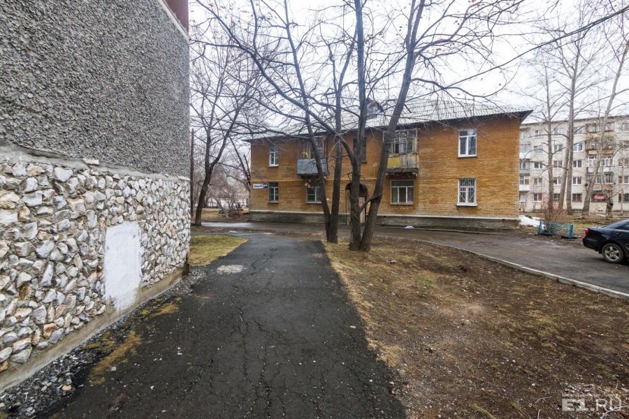 Кирпичные дома выглядят как-то необычно, по ним сразу ясно, что они не типовые.
Кирпичные дома выглядят как-то необычно, по ним сразу ясно, что они не типовые.