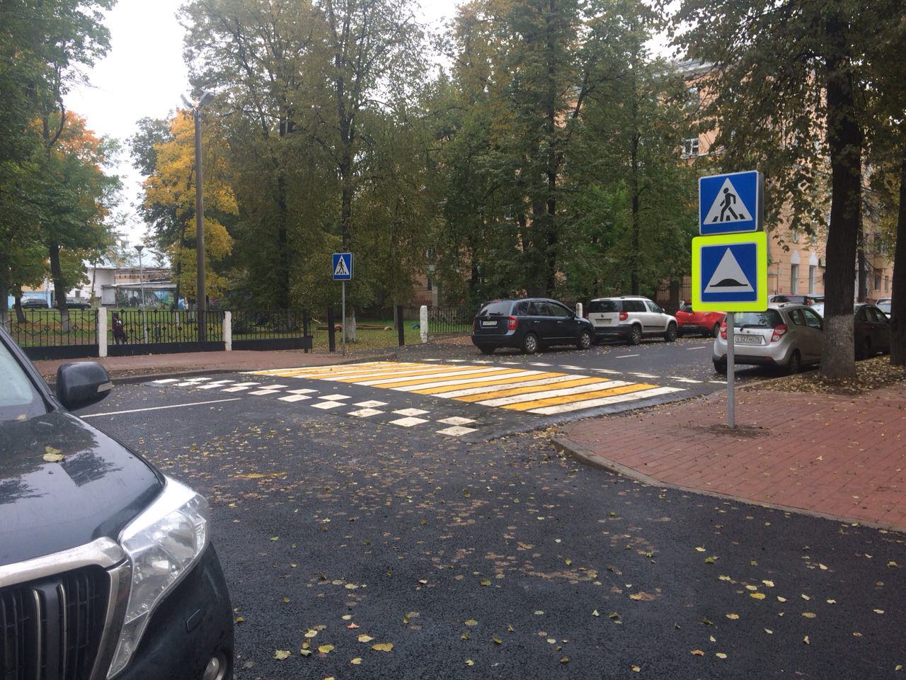 На улице Терешковой не сделали парковочных карманов На улице Терешковой не сделали парковочных карманов
