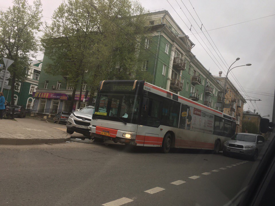 На Комсомольском проспекте тоже произошла авария с общественным транспортом