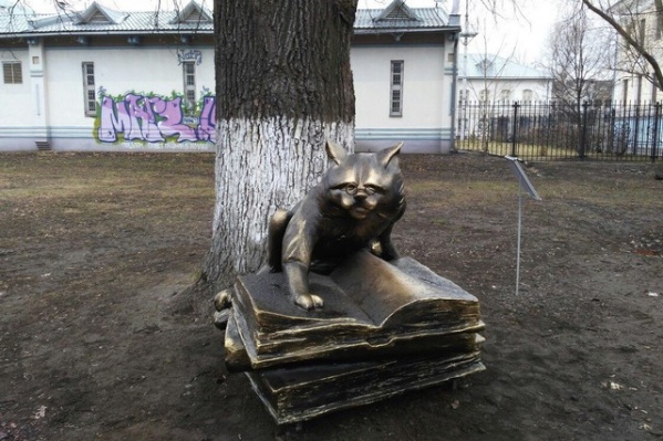 Памятник уже изуродовали вандалы Памятник уже изуродовали вандалы