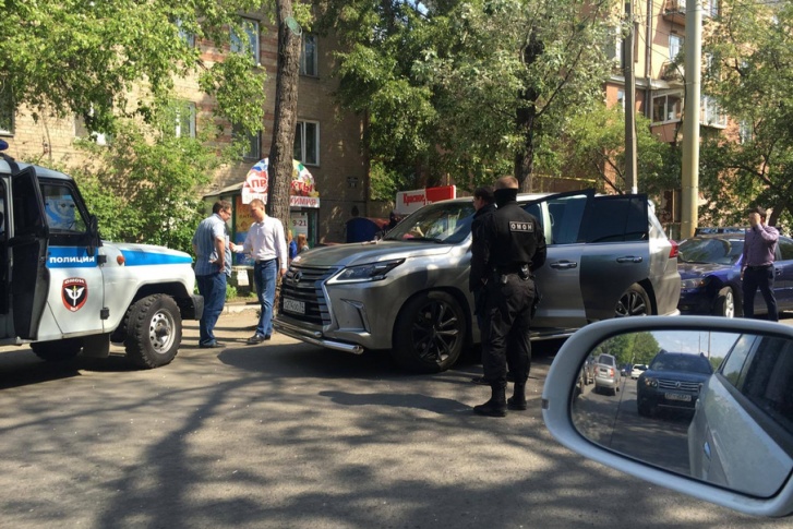 Полицейские работают при поддержке бойцов ОМОН Полицейские работают при поддержке бойцов ОМОН