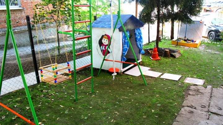 Жители Каменки своими руками построили для детей игровую площадку
