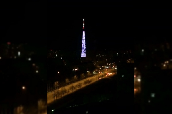 На телецентре в ночи появились световые узоры На телецентре в ночи появились световые узоры