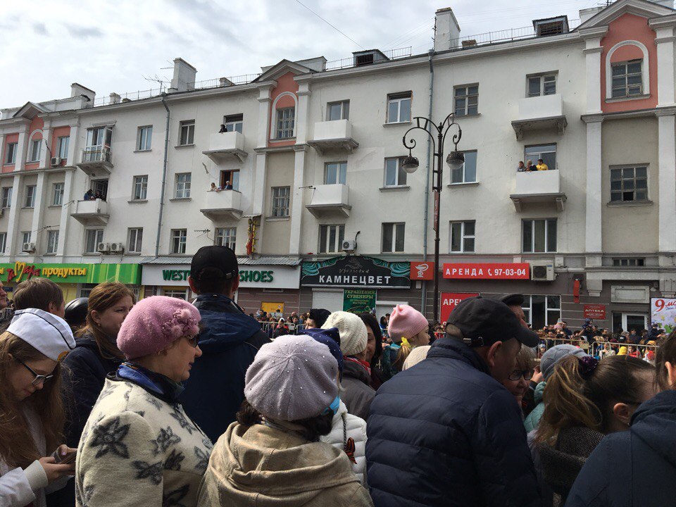 Вы только посмотрите, сколько тюменцев пришли смотреть парад! И это ещё не все! Вы только посмотрите, сколько тюменцев пришли смотреть парад! И это ещё не все!