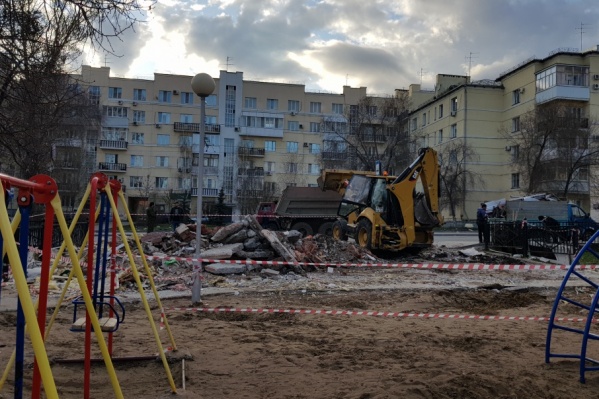 Обломки собирали экскаватором Обломки собирали экскаватором