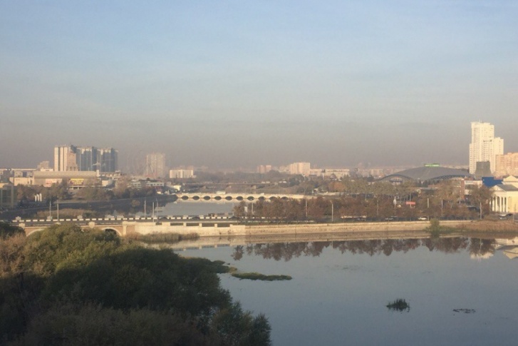 Из-за безветрия над Челябинском нависла плотная завеса смога