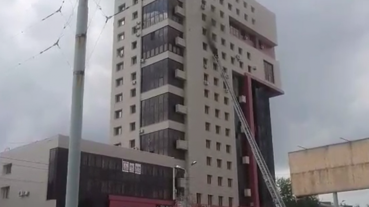 В центре Челябинска загорелся 17-этажный дом