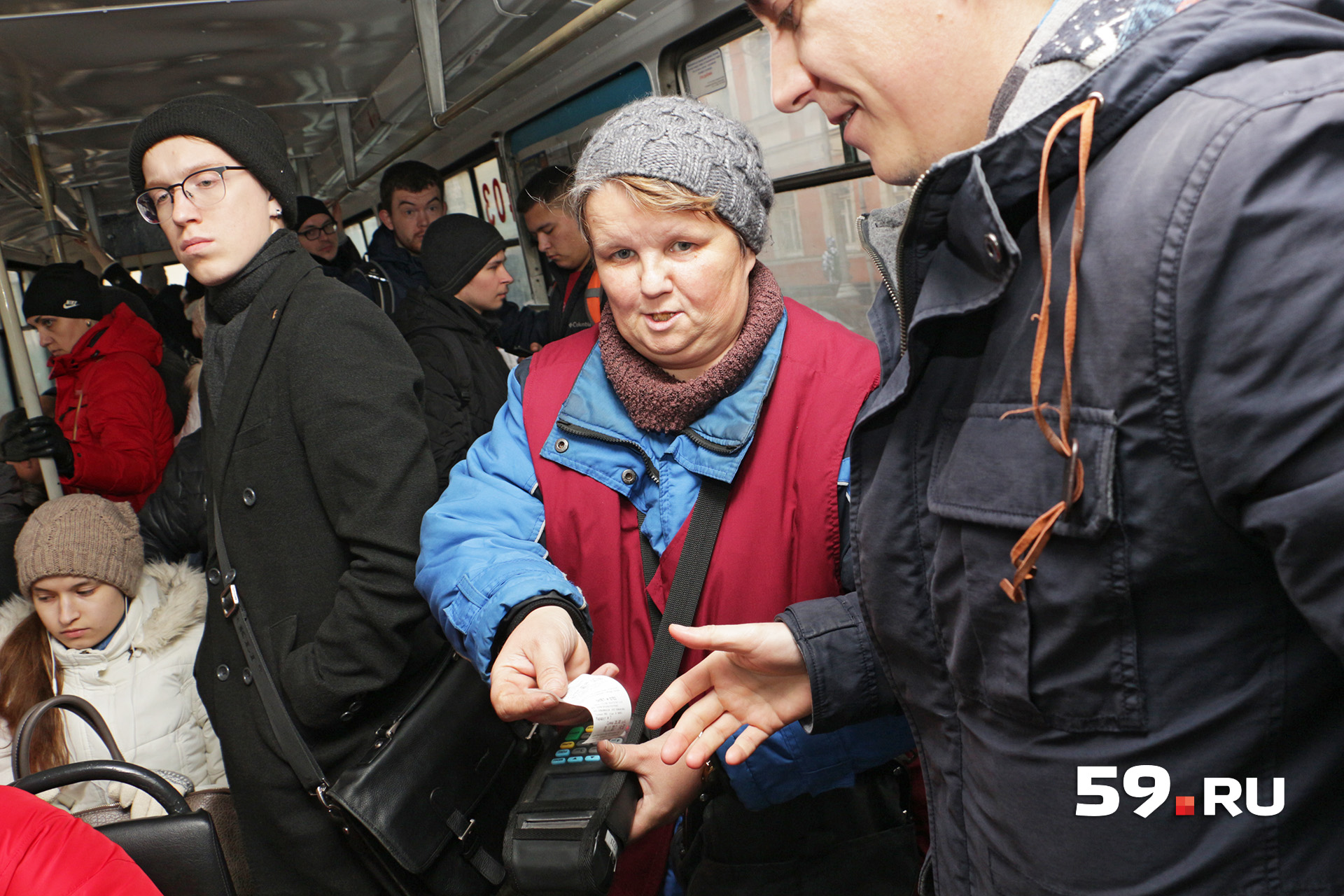 С утра пассажиры начали пользоваться новой услугой С утра пассажиры начали пользоваться новой услугой