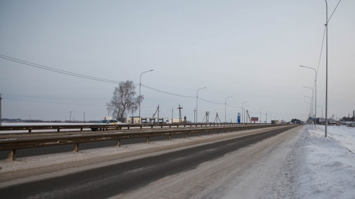 На трассе Тюмень — Омск столкнулись фура и легковушка: пострадали две девушки