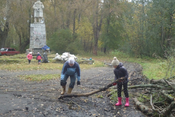 Вот так проходят народные субботники в парке на Адмирала Макарова Вот так проходят народные субботники в парке на Адмирала Макарова