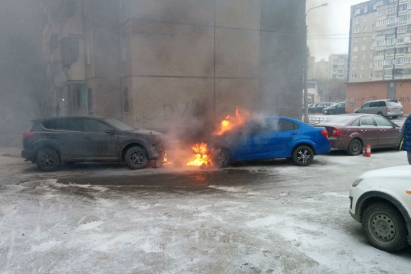 От загоревшегося Aveo пострадал припаркованный рядом RAV4 От загоревшегося Aveo пострадал припаркованный рядом RAV4