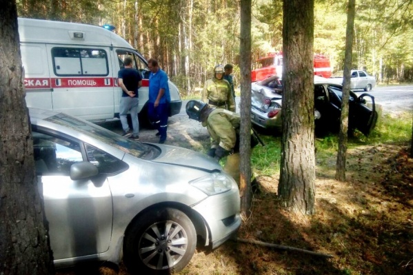 Прибывшие на место аварии сотрудники МЧС отключили аккумуляторы автомобилей, чтобы избежать возгорания Прибывшие на место аварии сотрудники МЧС отключили аккумуляторы автомобилей, чтобы избежать возгорания