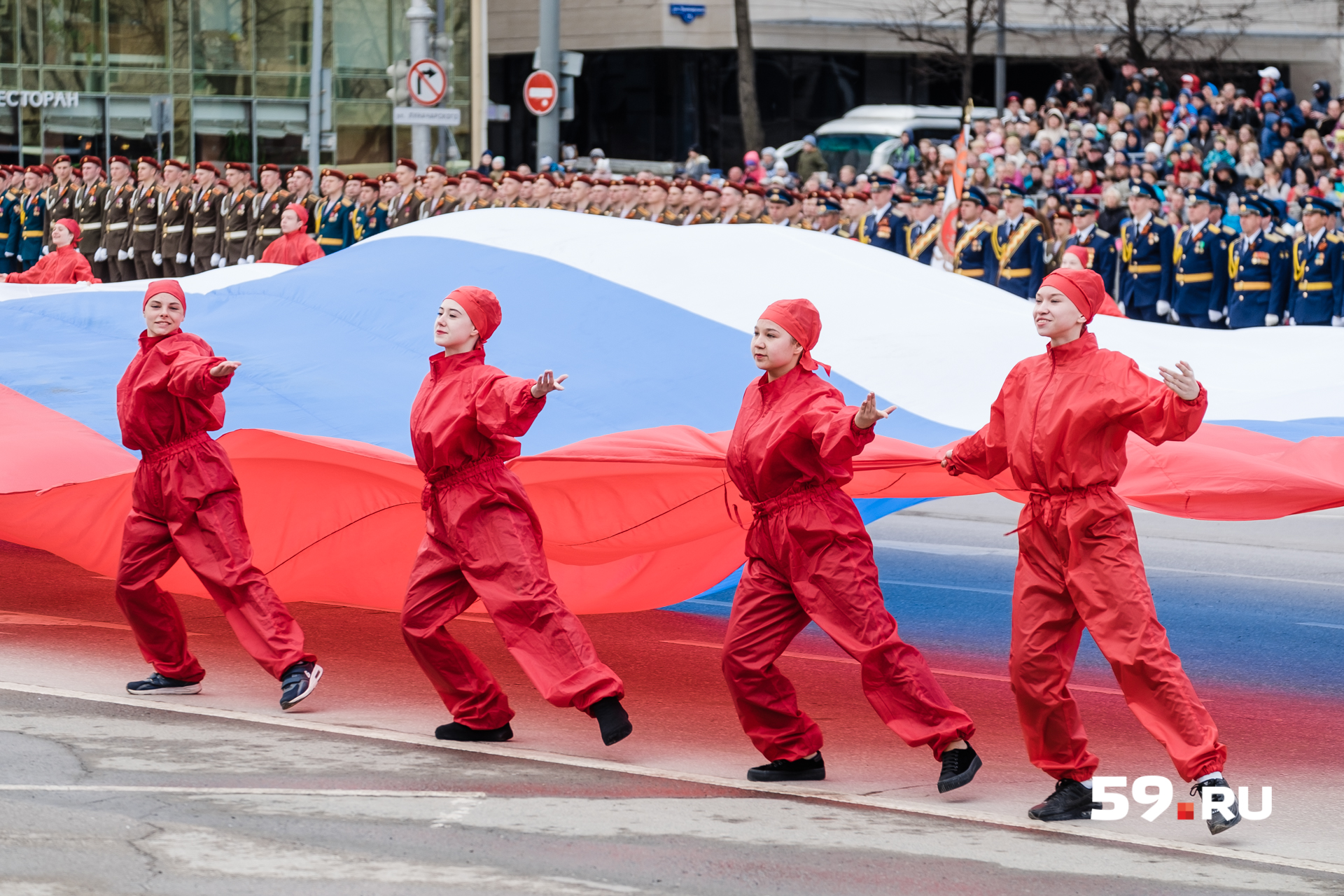 Развернули огромный флаг России Развернули огромный флаг России
