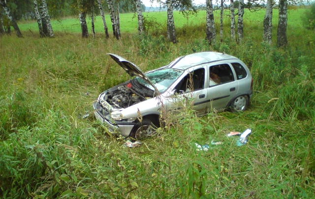 Машину с белорусскими номерами вынесло с трассы: госпитализировали женщину