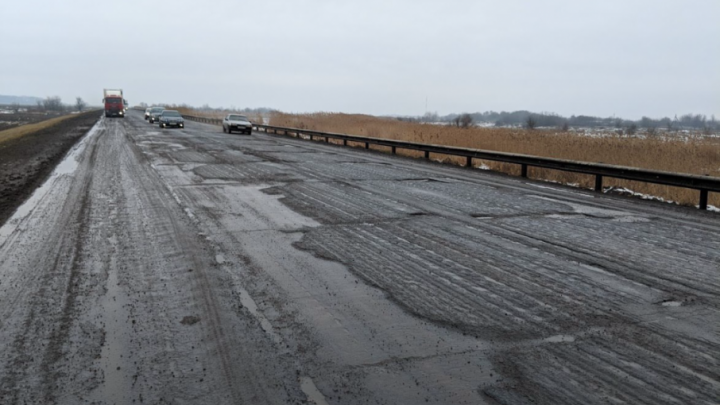 По семь километров в год: убитую дорогу Волгодонск — Семикаракорск обещают отремонтировать к 2025 году