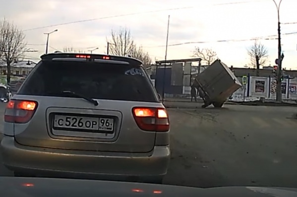 Mercedes врезался сзади в Hyundai Porter.
Mercedes врезался сзади в Hyundai Porter.