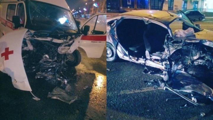 В Перми полиция ищет водителя легковушки, который врезался в машину скорой помощи и сбежал