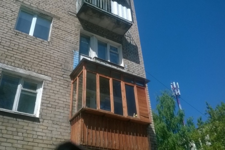 У балкона обрушилось ограждение, из-за этого человек упал на землю У балкона обрушилось ограждение, из-за этого человек упал на землю