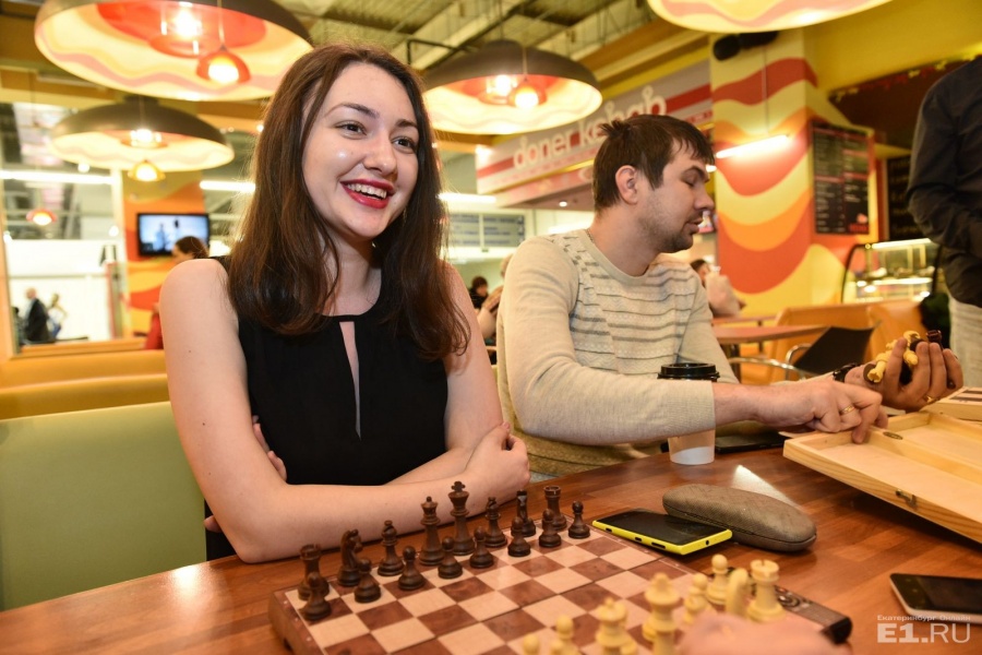 Студентка УрГУПСа Катя говорит, что приходит в шахматный клуб, чтобы общаться с интересными людьми и учиться у них. Кстати, кроме «Мак Пика», она приезжает играть к ветеранам на Уралмаш.