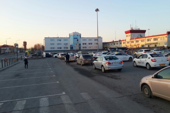 Сейчас на парковке у аэропорта действуют прежние условия. До 15 минут на ней можно простоять бесплатно Сейчас на парковке у аэропорта действуют прежние условия. До 15 минут на ней можно простоять бесплатно