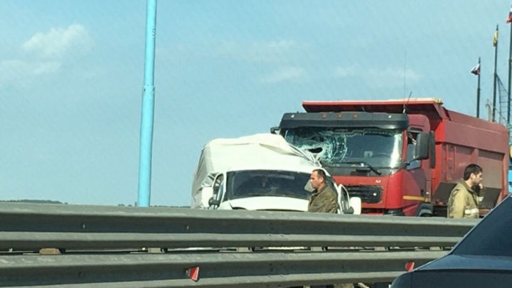 Смертельное ДТП на Юбилейном мосту: грузовик задавил дорожного рабочего