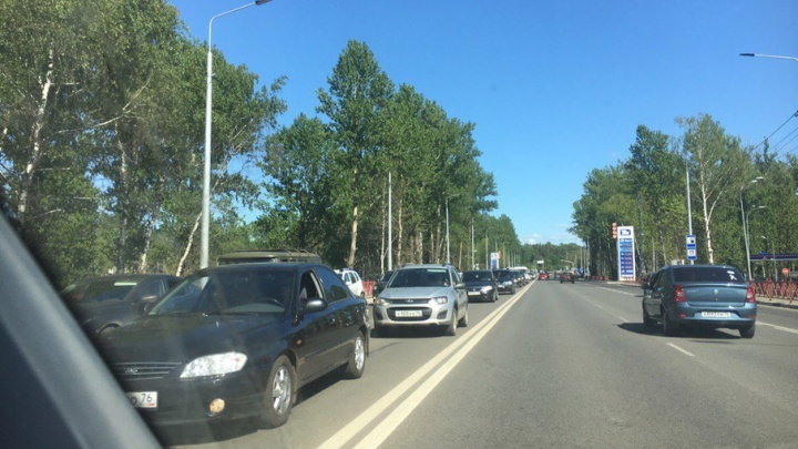 В Заволжском районе Ярославля образовалась километровая пробка