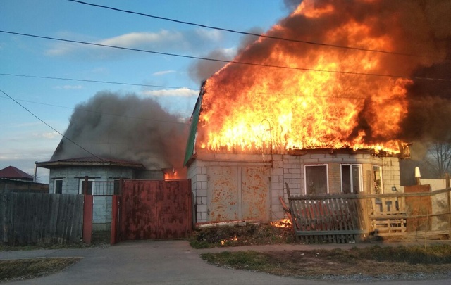Подробности пожара на Совхозной: всё началось с бани, огонь охватил два дома, погорельцам нужна помощь