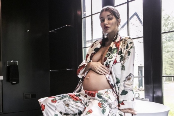 Девушка скрывает, кто у нее родится — мальчик или девочка Девушка скрывает, кто у нее родится — мальчик или девочка